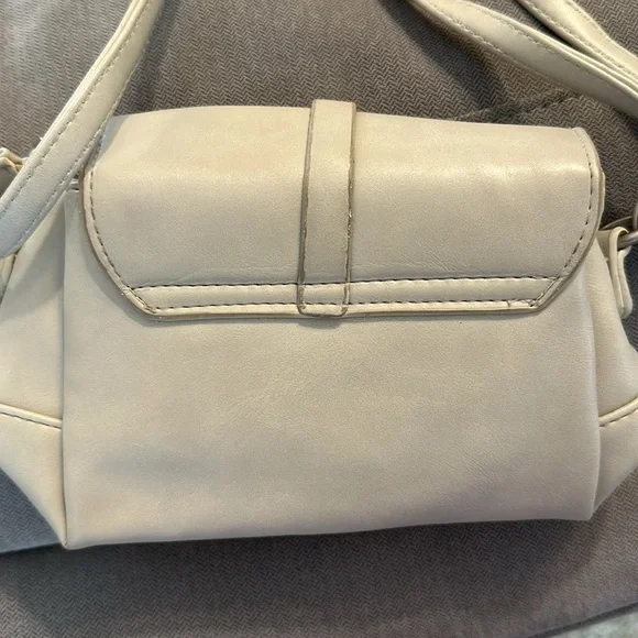 Small but roomy ivory western inspired cross body buckle bag or shoulder purse - Picture 3 of 6